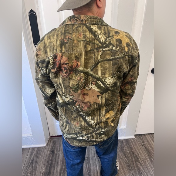 Cabela’s long sleeve camouflage button up shirt. Size Medium. - Picture 8 of 9